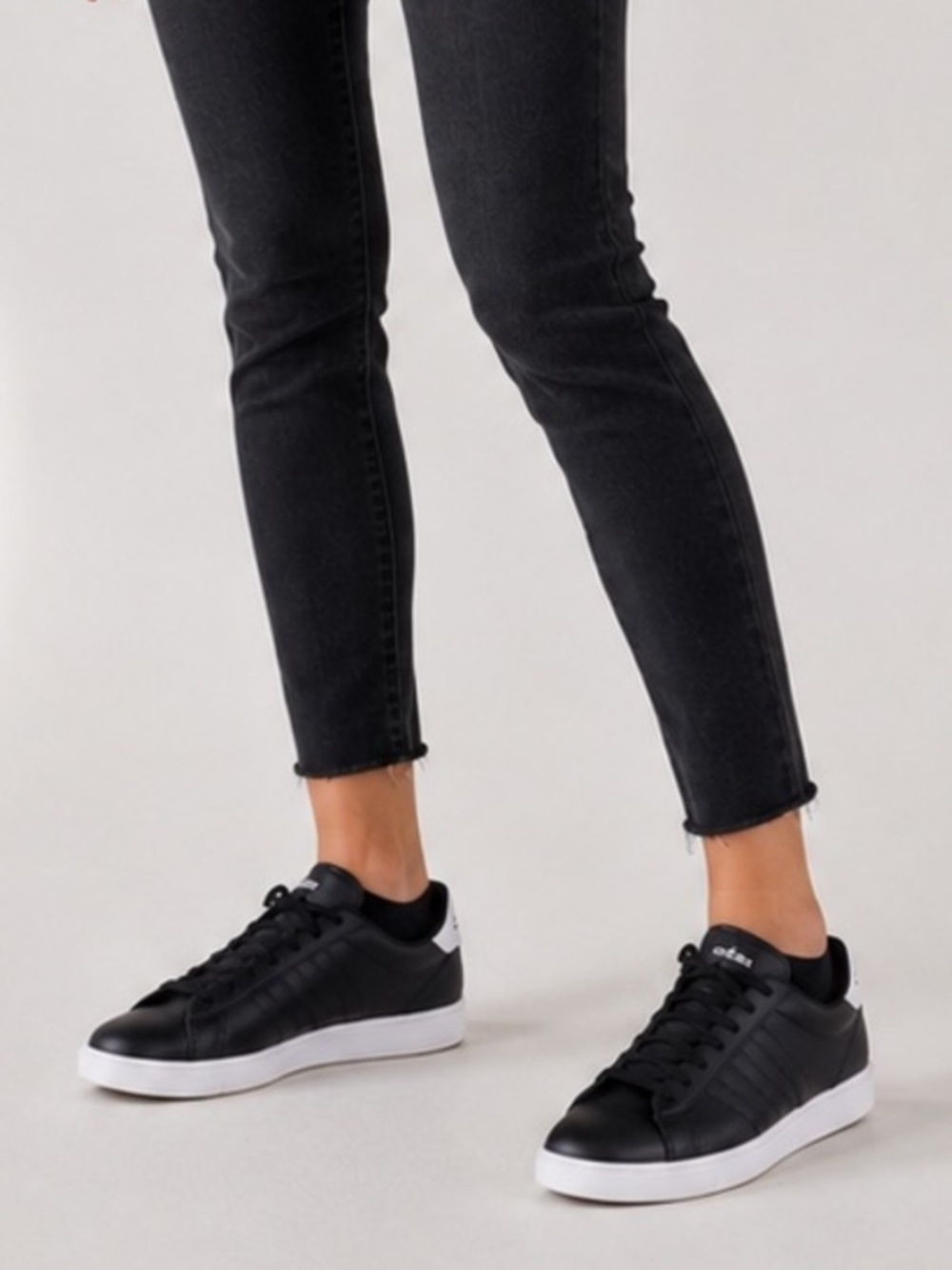 Adidas Advantage Clean QT Black/White Sneakers - Sleek Low-Profile - Sz 8